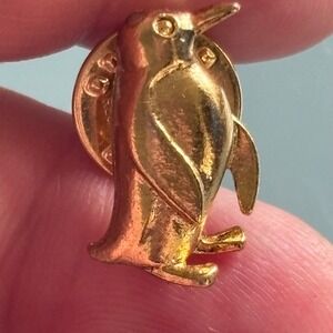 Vintage NEW 1960s Women's  OS Gold Penguin Lapel Pin Animal Brooch